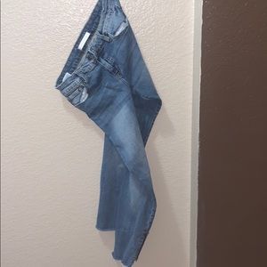 Mid rise skinny crop jeans w/ zipper on the bottom